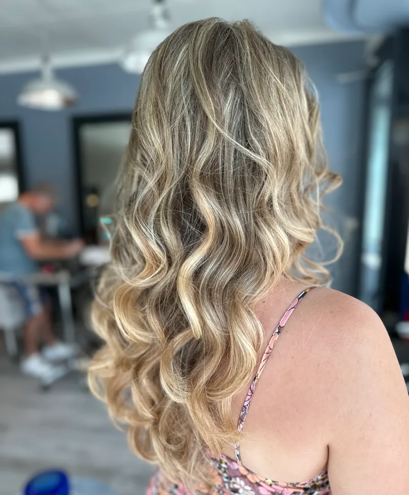Balayage blond aux reflets fondus, réalisé au salon