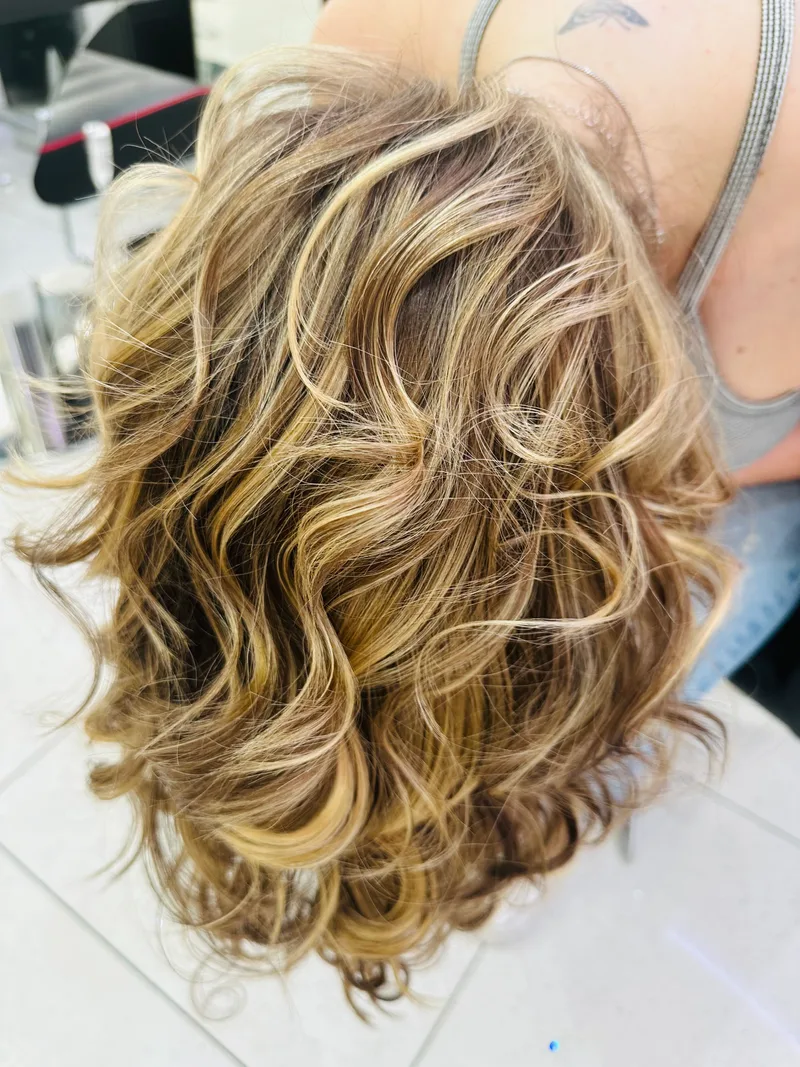 Brushing volume et brillance réalisé au salon