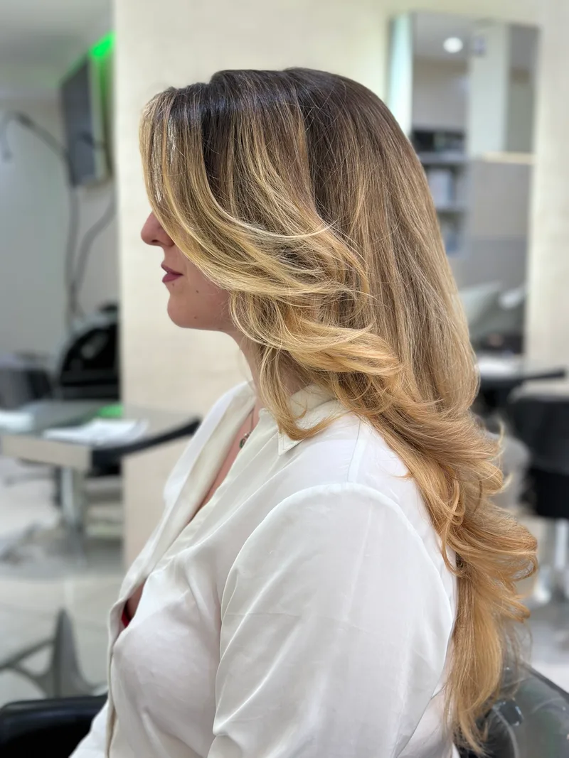 Coupe et coiffage femme réalisés au salon