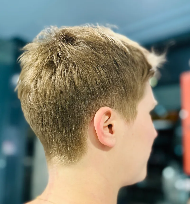 Coupe homme réalisée au salon, finition nette
