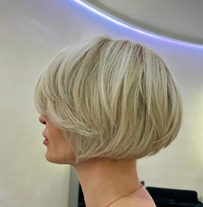 Carré court blond polaire, coiffage net