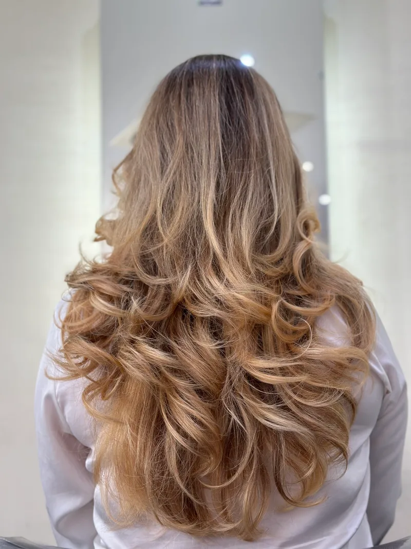 Longueurs dégradées blondes en mouvement
