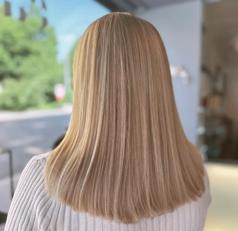 Couleur blond doré, longueurs lisses et brillantes